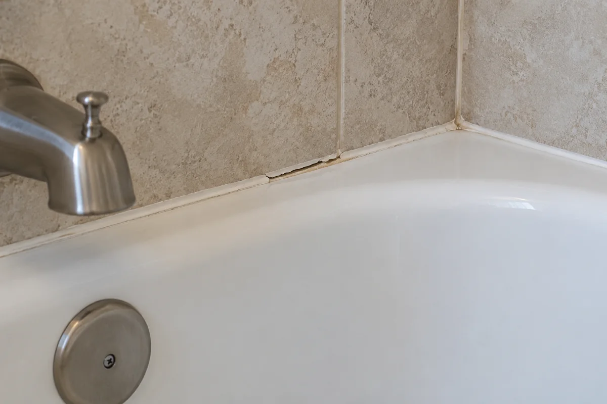 Small separated caulk joint along a bathtub